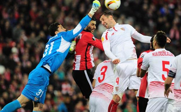 El portero David Soria, a la izquierda, despejando un balón.