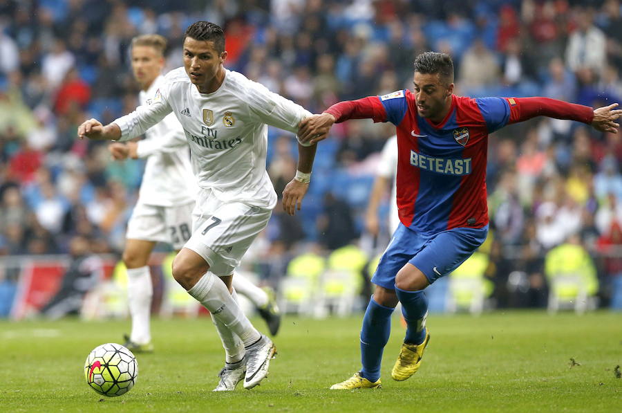 Víctor Camarasa disputa el balón a Cristiano Ronaldo