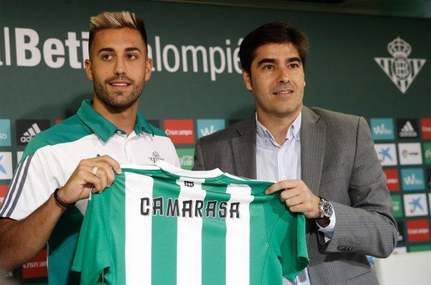 Camarasa, ayer en su presentación junto con Ángel Haro, presidente del Betis
