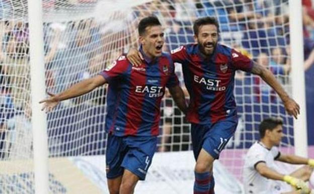 Rober Pier y Morales celebran un gol del conjunto granota