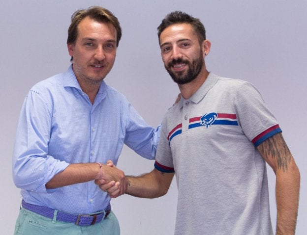 Quico Catalán y José Luis Morales se estrechan las manos tras formalizar la renovación de contrato.