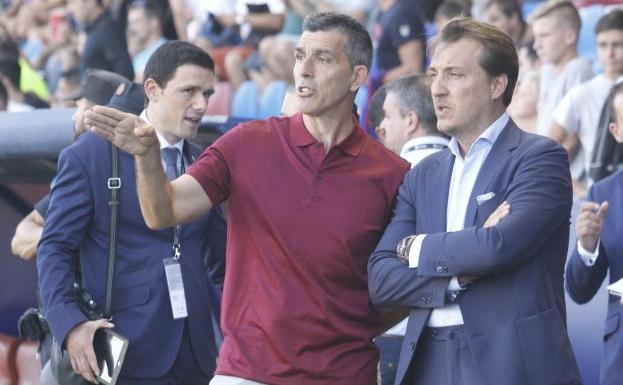 Muñiz dialoga con Quico Catalán antes del partido.