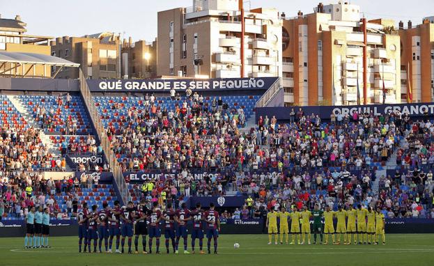 Los jugadores guardan un minuto de silencio durante el primer partido de liga