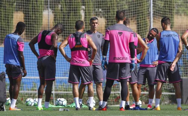 Muñiz da instrucciones durante un entrenamiento