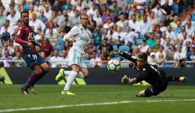 Raúl detiene el disparo de Bale ante la mirada de Pedro López.