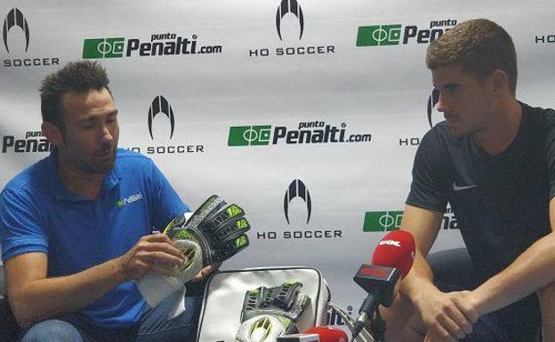 Raúl Fernández en la presentación de sus guantes./LP