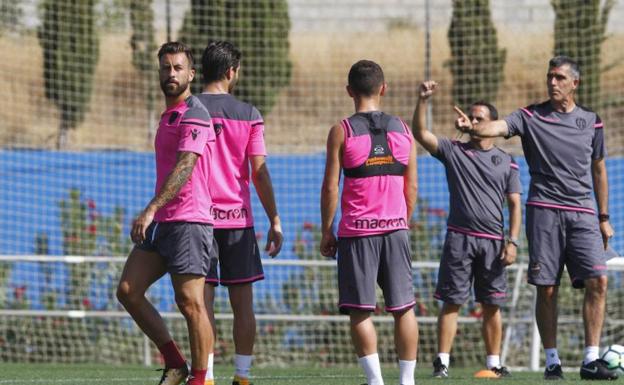 Jugadores junto a Muñiz durante el entrenamiento matutino.