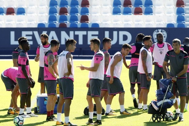 Parte de la plantilla del Levante, en el entrenamiento de ayer en el Ciutat de València.