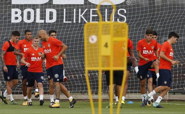 Algunos jugadores del Valencia CF durante un entrenamiento.