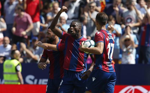 Jugadores del Levante UD celebran el gol de Enis Bardhi.