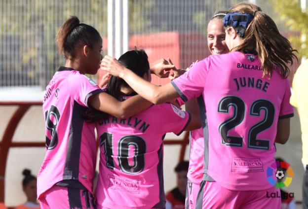 Las jugadoras del Levante abrazan a Charlyn tras uno de sus goles ante el Rayo. / laliga