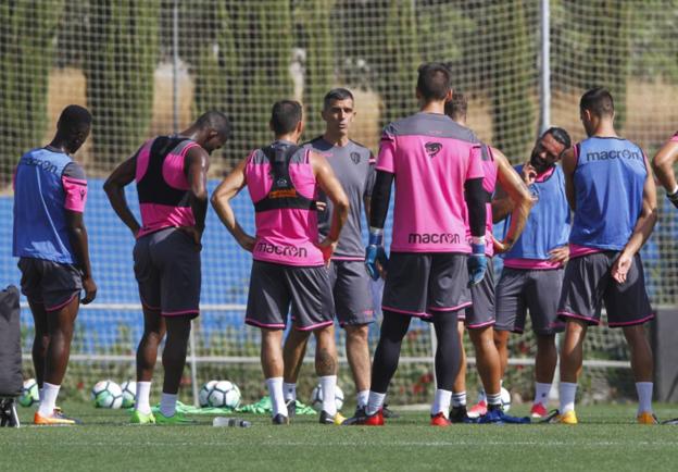 Muñiz se dirige a la plantilla durante un entrenamiento. /Levante UD