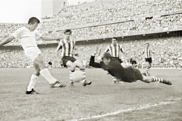 Jara marca el primer gol del Valencia en la final de Copa disputada el 2 de julio de 1967 en el Bernabéu.