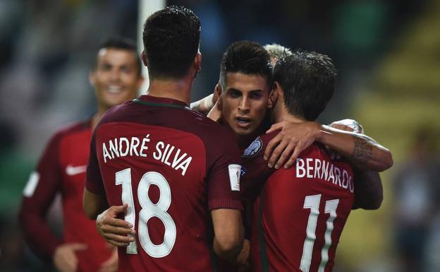 Cancelo se abraza con sus compañeros de selección
