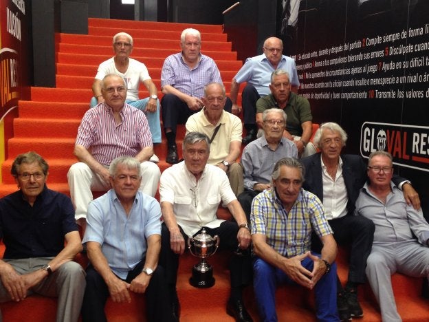 Los campeones de la Copa del 67, ayer en Mestalla.