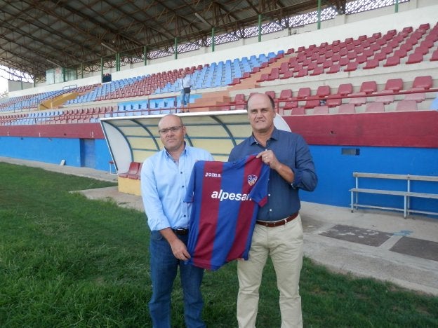 Fernando Gómez, a la derecha, junto a Juan Antonio Sanjuán, presidente del club.