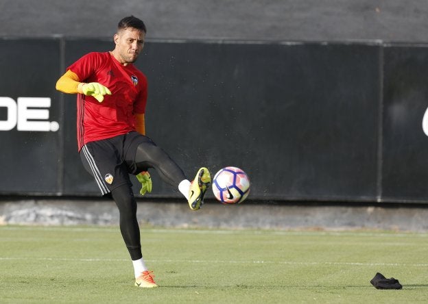 Diego Alves golpea el balón en un entrenamiento.