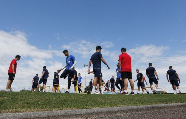Los futbolistas, durante el entrenamiento en Évian-les-Baines.