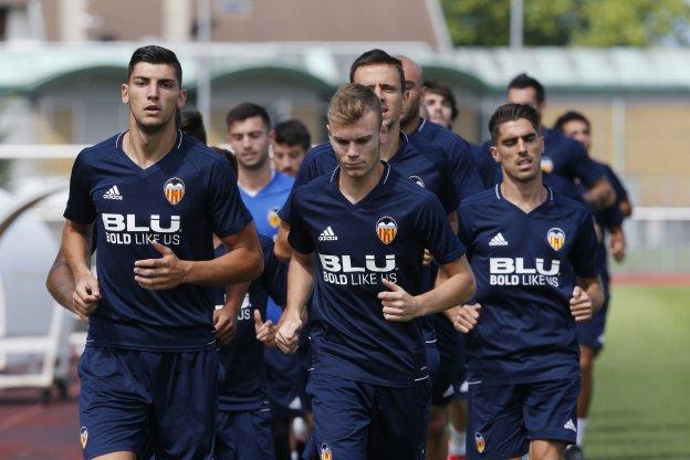 Rafa Mir y Nacho Vidal escoltan a Toni Lato en un entrenamiento del Valencia en Évain-les-Bains