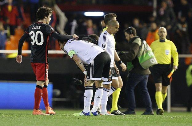 Lekue consuela a Negredo tras la última eliminación europea hasta ahora del Valencia