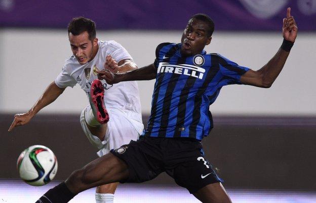 Kondogbia trata de impedir el remate del madridista Lucas Vázquez