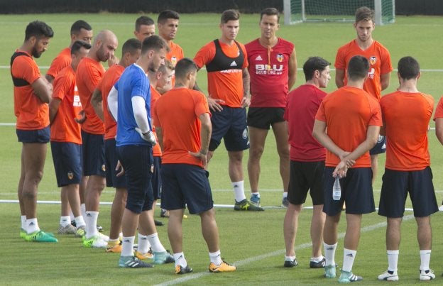Los jugadores, pensativos, en una charla previa a la sesión de trabajo a las órdenes de Marcelino.
