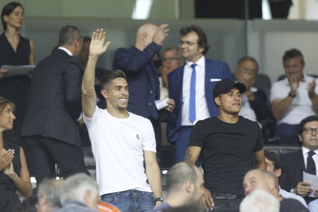 Gabriel Paulista saluda y, a su lado, Murillo ayer en el palco de Mestalla.