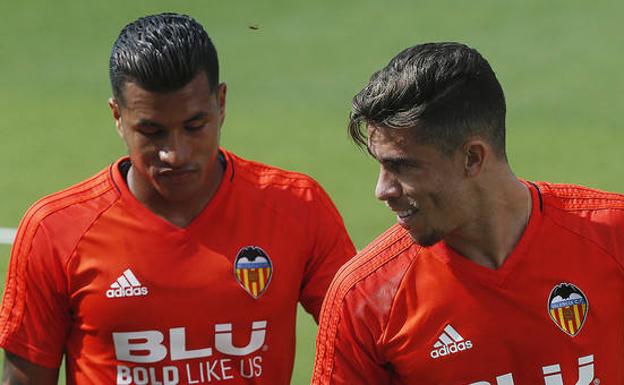 Murillo y Paulista durante el entrenamiento hoy.