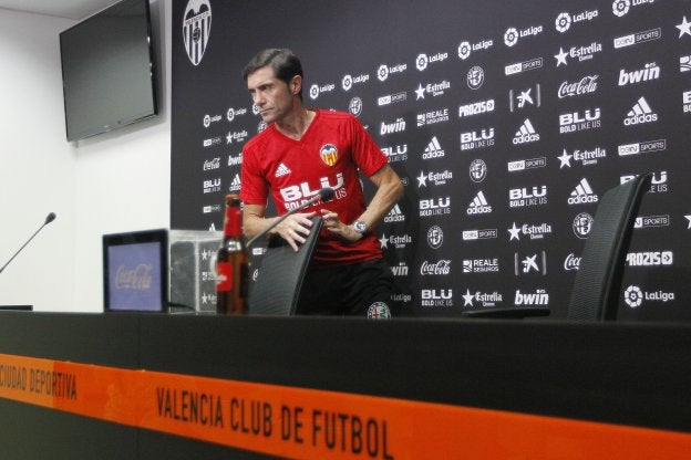 Marcelino, entrando ayer a la sala de prensa.