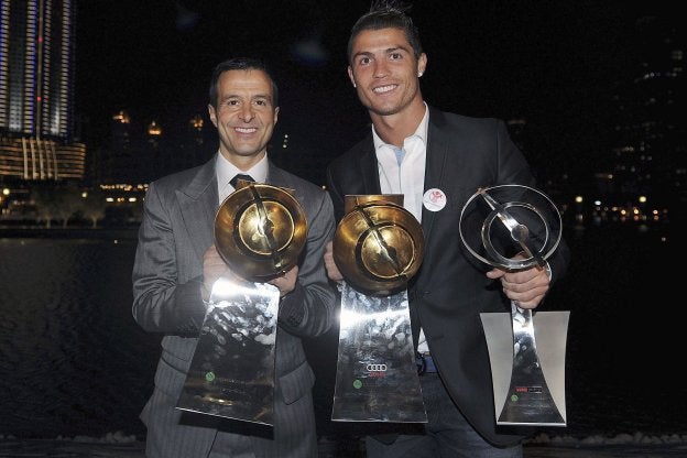 Jorge Mendes con Cristiano Ronaldo durante los Premios Globo de Fútbol.