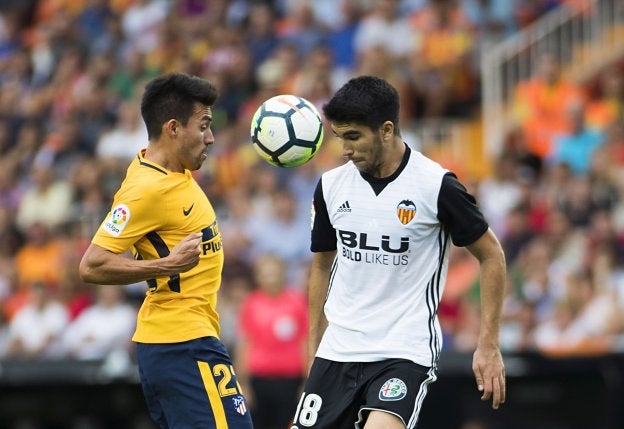 Gaitán y Carlos Soler luchan por la posesión en el encuentro del sábado. /AFP PHOTO/JAIME REINA