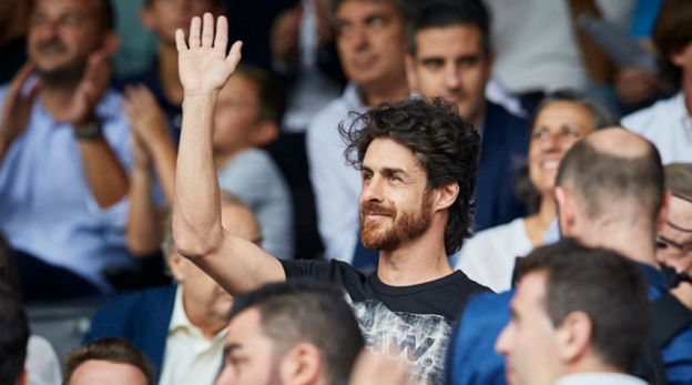 Pablo Aimar saluda al público de Mestalla. / VCF