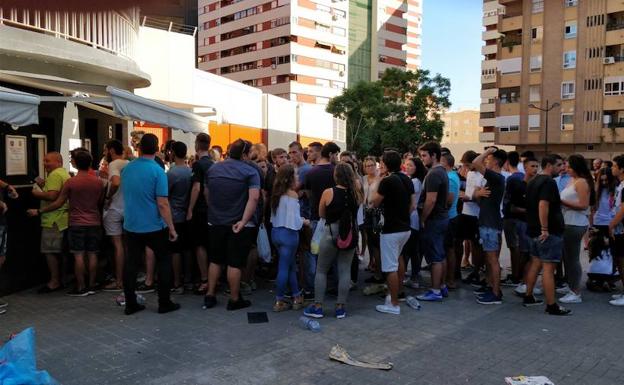 Largas colas en el Mestalla./Alberto Moreno.