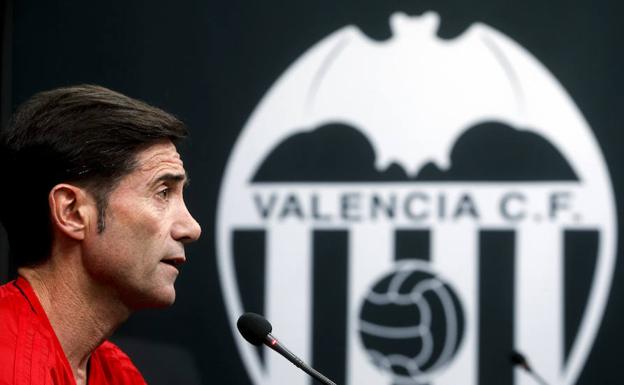 El entrenador del Valencia C.F durante una rueda de prensa./EFE