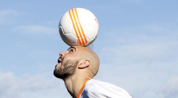 Simone Zaza hace malabarismos con el balón en su presentación. / Damián torres