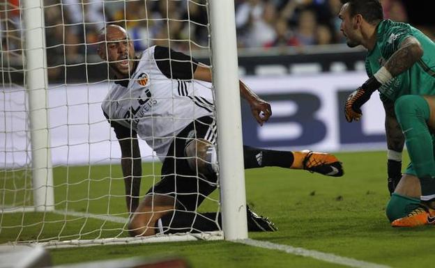 Zaza en la portería del meta del Málaga, Roberto./Manuel Molines