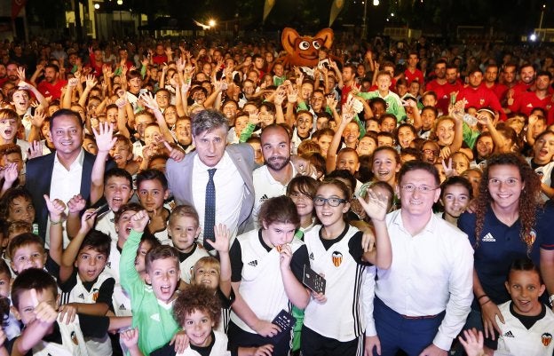 Los representantes del club, en el acto de bienvenida de la escuela del Valencia celebrado en Paterna. / vcf/lázaro de la peña