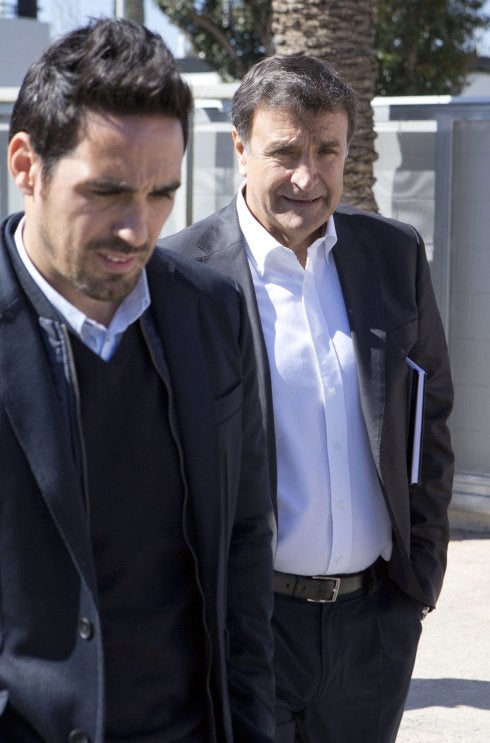Vicente Rodríguez, secretario técnico, junto con el destituido Alesanco. / damián tprres