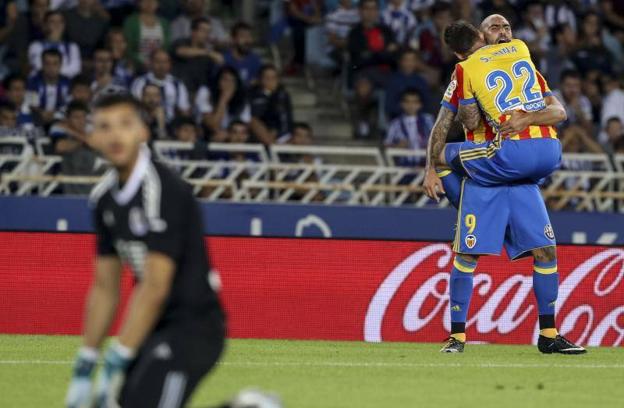 Murillo y Kondogbia sonríen junto al resto de la plantilla en un entrenamiento en Paterna. / DAMIÁN TORRES