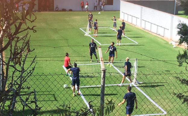 Algunos jugadores en el entrenamiento matutino./Lourdes Martí