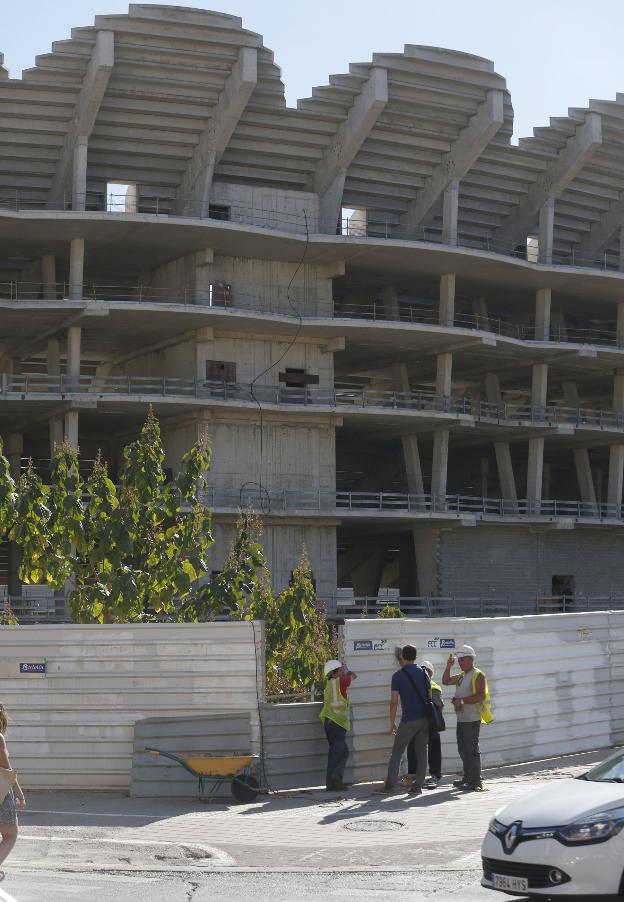 El nuevo Mestalla, en una imagen captada hace pocos días, con operarios en una de las vallas que rodean el recinto. / juanjo monzó
