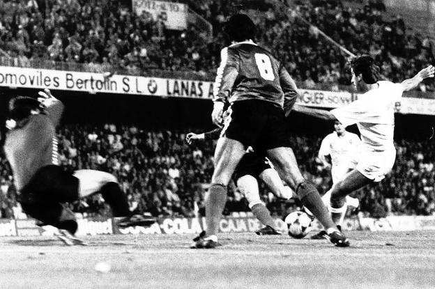 Arroyo durante un partido de la Copa de la Liga de 1985 ante el Racing de Santander. / josé penalba