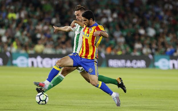 Guedes, autor de un gran gol, en pugna con Fabián. / EFE/José Manuel Vidal