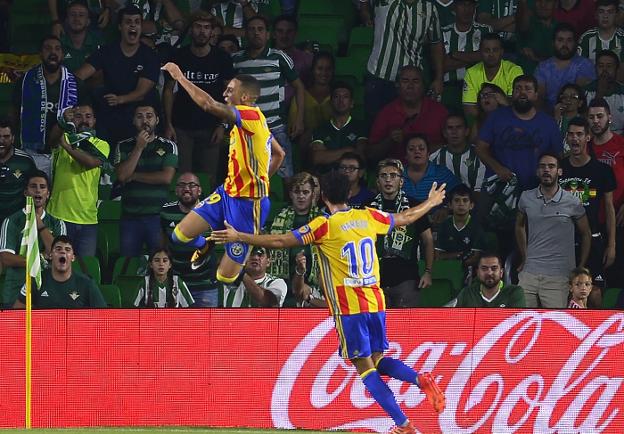 Parejo corre para abrazar a Rodrigo tras el gol del delantero. / AFP PHOTO