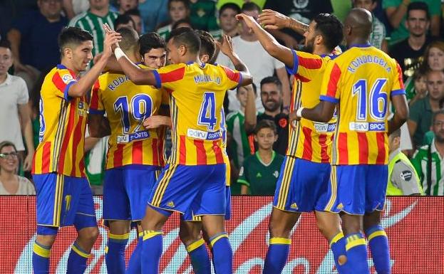 Los jugadores del Valencia CF celebran el tanto de Gonçalo Guedes ante el Real Betis./AFP