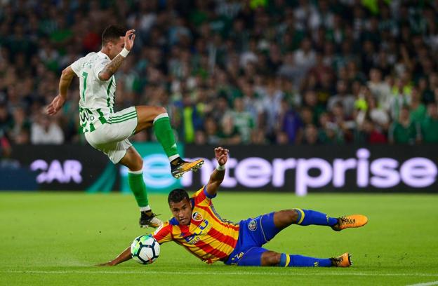 Jeison Murillo roba el balón a Sergio León durante el partido del Benito Villamarín. / AFP/CRISTINA QUICLER