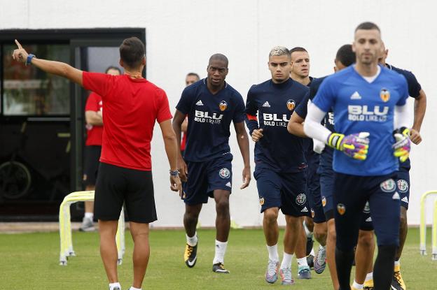 Pereira, serio, ayer junto a Kondogbia. / irene marsilla