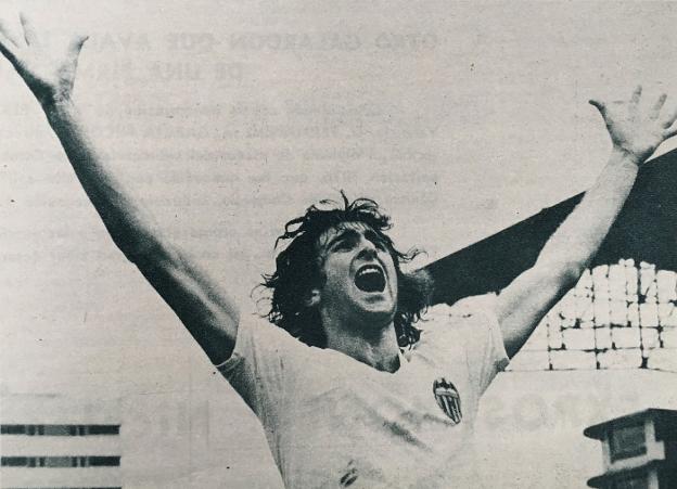 La imagen más icónica de Kempes, publicada en LAS PROVINCIAS tras un partido ante el Sevilla en Mestalla en 1977. / j. penalba