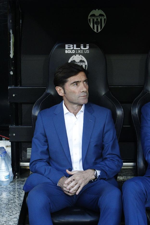 Marcelino, en el banquillo antes del partido. / manuel molines
