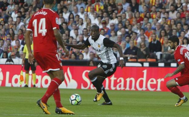 Kondogbia durante un lance del encuentro ante el Sevilla en Mestalla./Manuel Molines